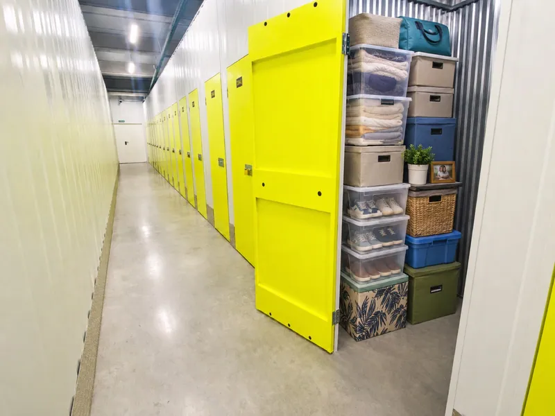 Trastero organizado con cajas, ropa y objetos personales